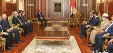 لە بارەگای بارزانی سـەرۆك بارزانی پێشوازی لە سەرۆكی تەریقەتی قادری دەكات