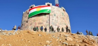 Duhok - Pêşmergeyên Kurdistanê li ser çiyayê Metîna roja alaya Kurdistanê pîroz kirin