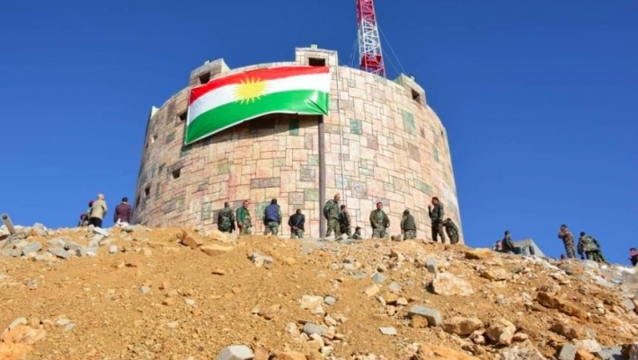 Duhok - Pêşmergeyên Kurdistanê li ser çiyayê Metîna roja alaya Kurdistanê pîroz kirin