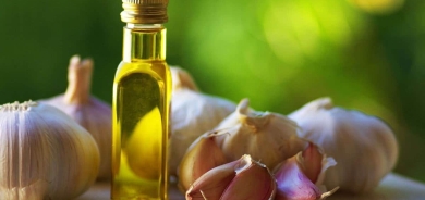 تعرّف على فوائد خلط الثوم مع زيت الزيتون