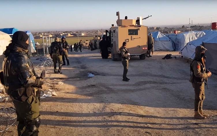 Grûpekê li nav kampa Holê êrişî asayişê kir