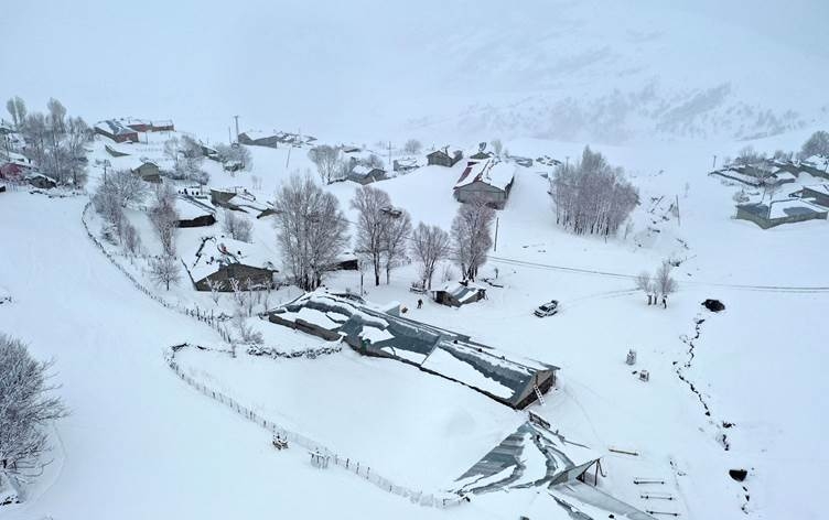 Li Mûşê xaniyên welatiyan di bin berfê de man