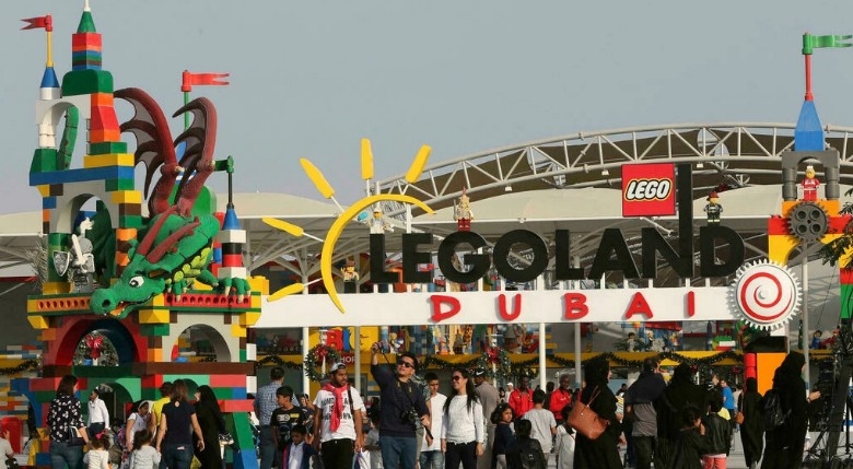 ئیمارات نمایشکردنی فیلمەکانی سەرووی تەمەنی 21 ساڵی ئازاد كرد