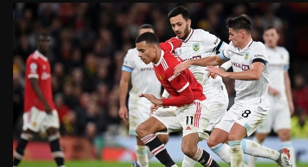 مانشستر يونايتد يتقدم للمركز السادس بالفوز 3-1 على بيرنلي