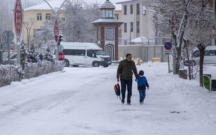 Berfê li 4 navçeyên Wanê perwerde rawestand