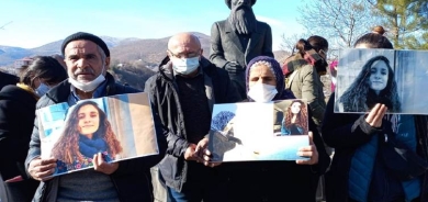 Malbata Doku li pêy çarenivîsa keça xwe digerin