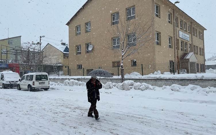 Berfê li 3 bajaran perwerde rawestand