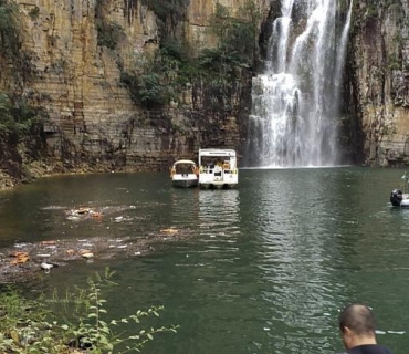 چەند بەلەمێکی گەشتیاری كەوتنە ژێر داڕمانی تاتەبەردێكی گەورە