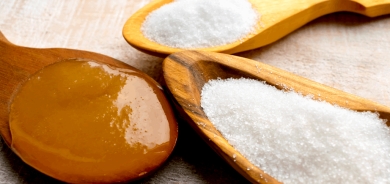 الفرق بين السكروز والفركتوز.. ما الأفضل لصحتك؟