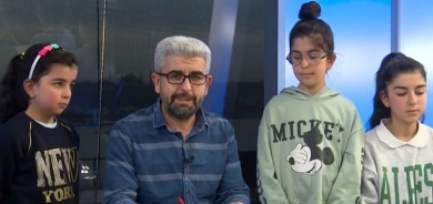 Karsazê Kurd li gel zarokên xwe banga dersa Kurdî kir