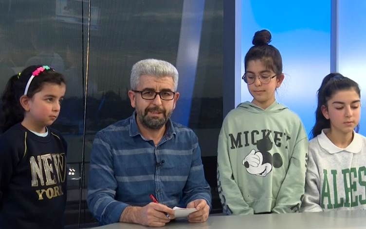 Karsazê Kurd li gel zarokên xwe banga dersa Kurdî kir