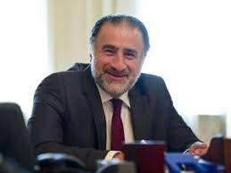 تشظي الشيعة والكورد مقابل وحدة البيت السني