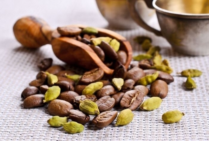 أهمية تناول القهوة بـالهيل