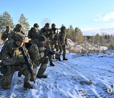 ئەمریکا داوا لەخێزانی دیپلۆماتکارو ستافی باڵیۆزخانەی دەکات ئۆکرانیا بەجێ بهێڵن