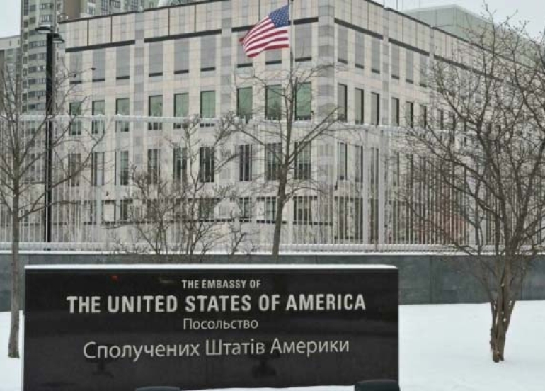 ئەمریکا داوا لەخێزانی دیپلۆماتکارو ستافی باڵیۆزخانەی دەکات ئۆکرانیا بەجێ بهێڵن