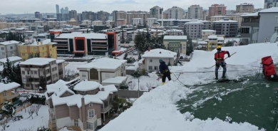 Li Dîlokê tîmeke çiyageran berfa li ser banan diavêjin