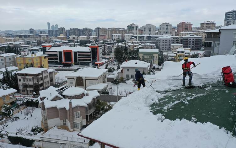 Li Dîlokê tîmeke çiyageran berfa li ser banan diavêjin