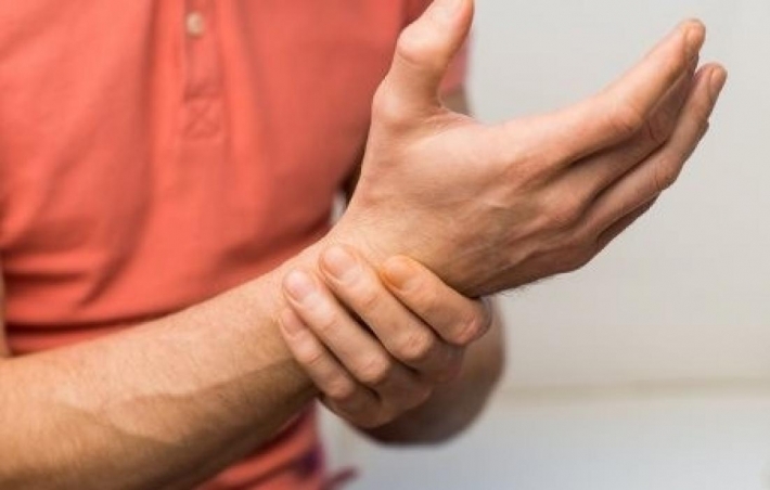 متى يشير ألم اليد إلى إصابتك بالسرطان!