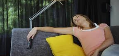 النوم على صوت التلفزيون.. صحتك في خطر