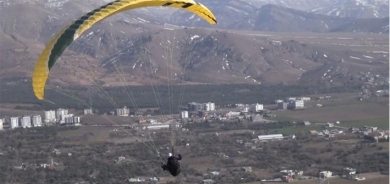 Mêrdîn - Paraşûtvanê kurd firiya û banga hilbijartina dersa zimanê kurdî kir