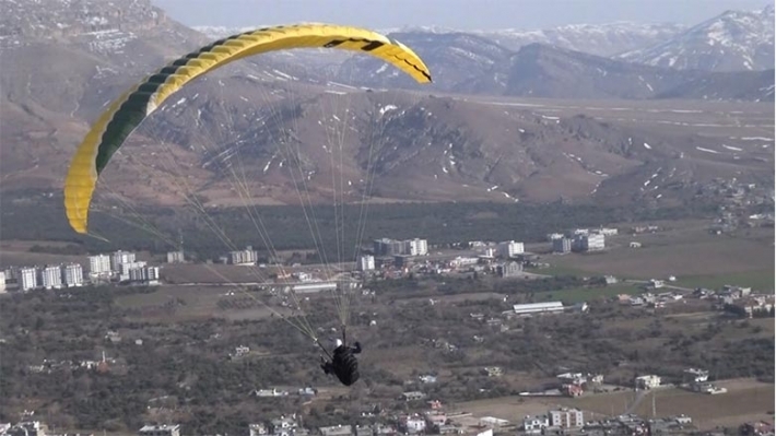 Mêrdîn - Paraşûtvanê kurd firiya û banga hilbijartina dersa zimanê kurdî kir