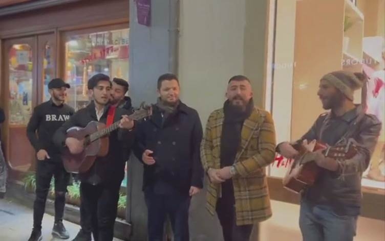 Rêgirîkirina polîsan li stranbêjên Kurd deng veda