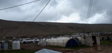 Berpirsê kampa çiyayê Şingalê: Bexda alîkariya malbatên DAIŞê dike lê alîkariya awareyên Şingalê nake