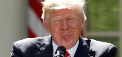 عند مغادرته البيت الأبيض.. ترامب قام بفعل غير لائق 