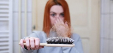 لا الوراثة ولا الشيخوخة .. هذا سبب تساقط الشعر