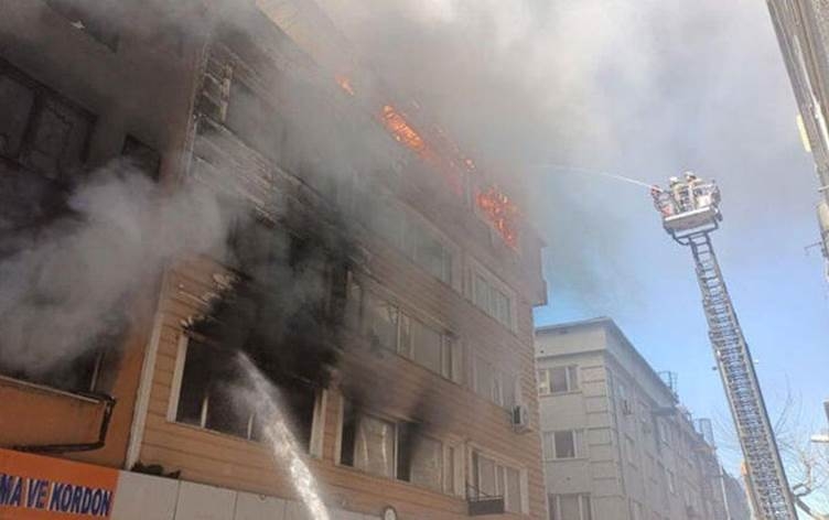 Li Stenbolê agir bi avahiyekî ket; 4 mirî