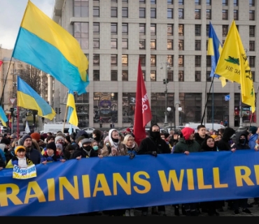 هاووڵاتیانی ئۆكرانیا دژی هەڕەشەكانی ڕووسیا ڕژانە سەر شەقامەكانی پایتەخت