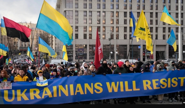 هاووڵاتیانی ئۆكرانیا دژی هەڕەشەكانی ڕووسیا ڕژانە سەر شەقامەكانی پایتەخت