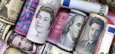 Dollar treads water as Ukraine headlines fuel caution