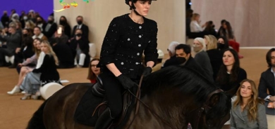 بە ئەسپ بەشداری نمایشی جلوبەرگ دەكات