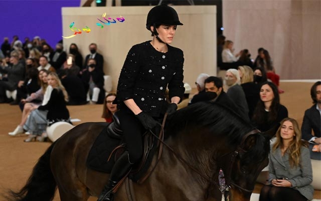 بە ئەسپ بەشداری نمایشی جلوبەرگ دەكات