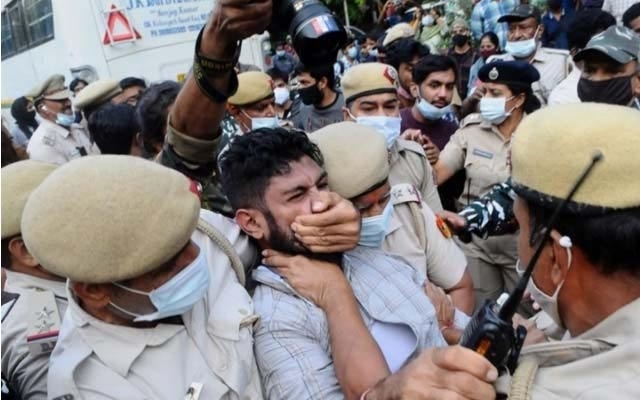 ئەندام پەرلەمانانی کوێت داوای قەدەغەکردنی ئەندامانی پارتی دەسەڵاتداری هیندستانیان کرد لە هاتنیان بۆ ناو کوێت