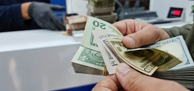 مستشار الكاظمي يرجّح بقاء سعر الصرف على وضعه الحالي