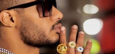 محمد رمضان يثير الجدل مجددا.. هذه المرة بمعجون اسنان من الذهب