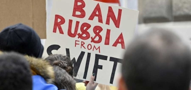 ما هو نظام سويفت الذي يهدد به الغرب موسكو؟