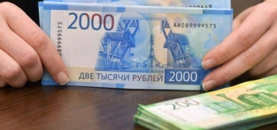 الروبل الروسي يهوى إلى مستوى قياسي منخفض أمام الدولار