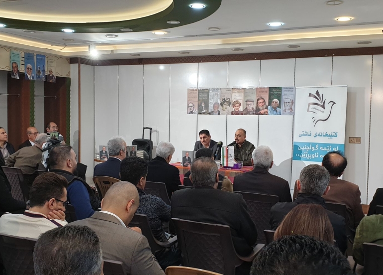 غەفوور مەخموورى لە رێوڕەسمێکدا نوێترين کتێبى خۆى (رسالتي من اجل كوردستان) دەناسێنێ و پێشکەشى خوێنەرانى دەکات