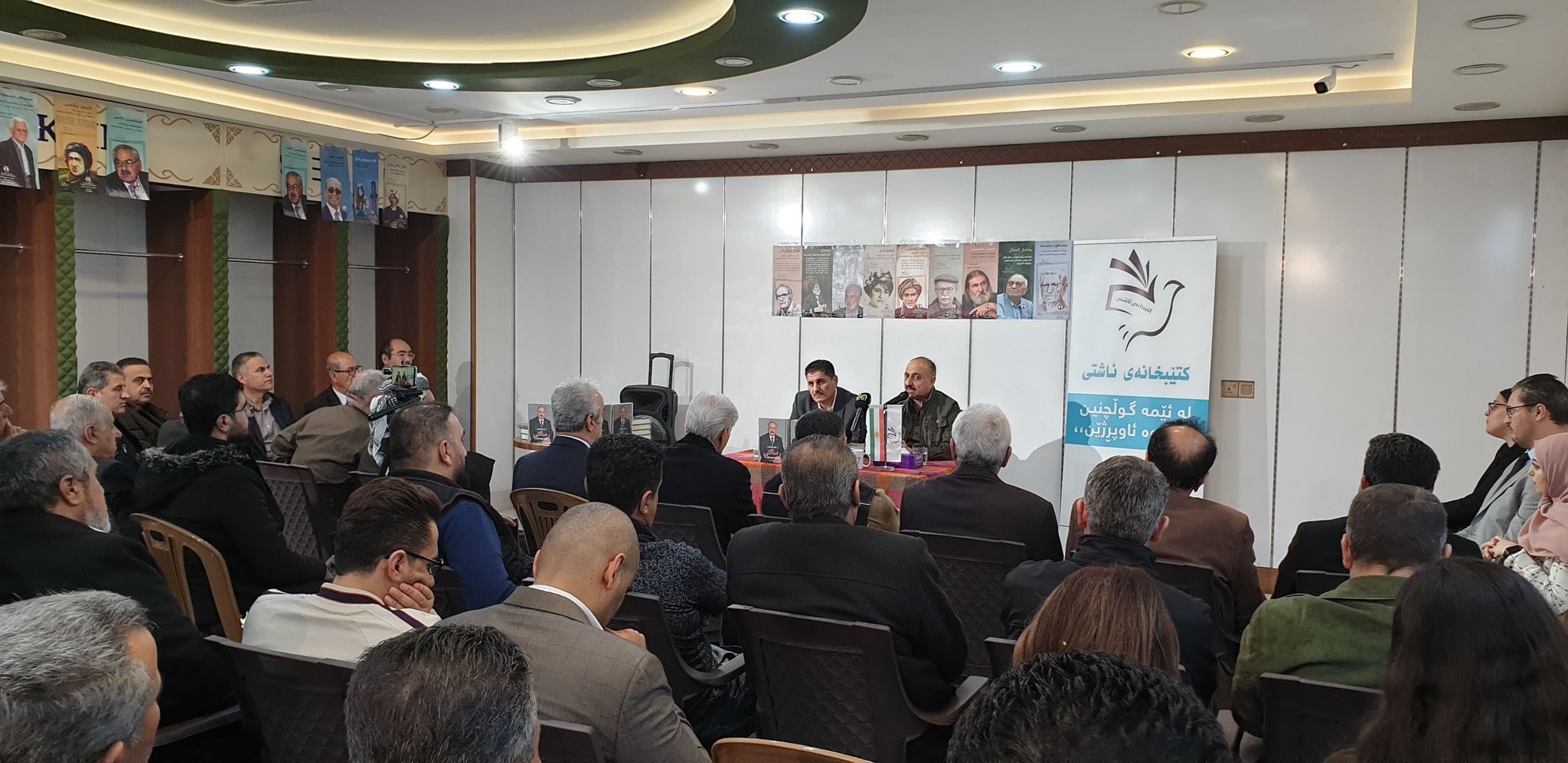 غەفوور مەخموورى لە رێوڕەسمێکدا نوێترين کتێبى خۆى (رسالتي من اجل كوردستان) دەناسێنێ و پێشکەشى خوێنەرانى دەکات