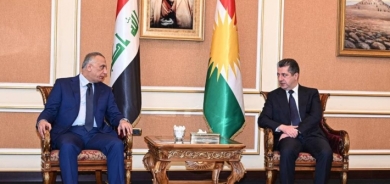 مسرور بارزاني يستقبل الكاظمي في مطار أربيل