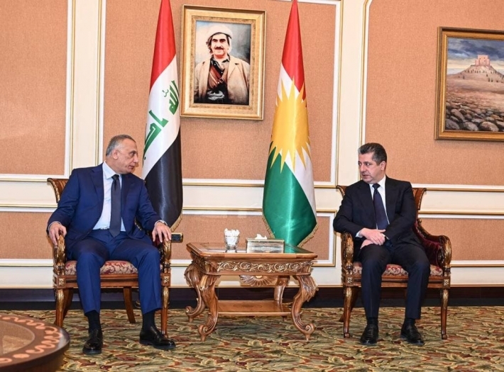 مسرور بارزاني يستقبل الكاظمي في مطار أربيل