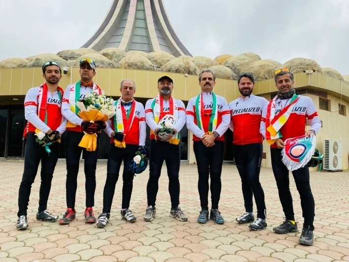 Komek sporvanên Rojhilatî bi bîsîklêtê ji Sine gihîştin Helebcê