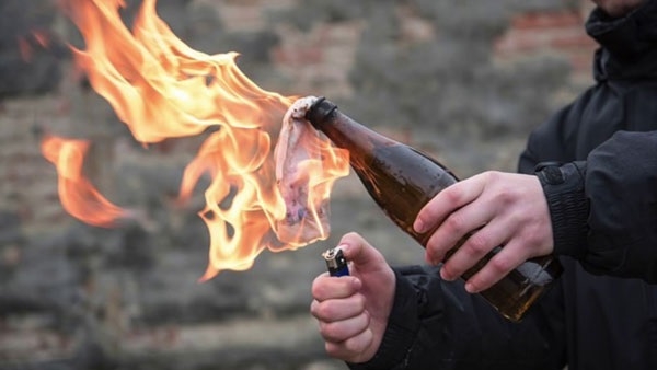 من هو مولوتوف الذي يطلق اسمه على تلك القنابل المصنعة في المنازل؟