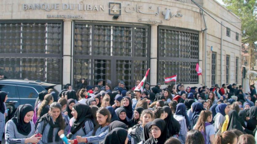 لبنان.. مخاوف من أزمة سيولة وإغلاق محتمل للبنوك