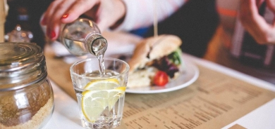 هل شرب الماء أثناء الأكل يسبب بروز البطن؟