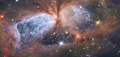 يظهر الناس فيه أولاً شيوخاً ثم يولدون .. للكون توأم من الماضي !