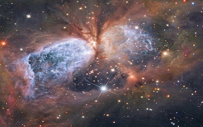 يظهر الناس فيه أولاً شيوخاً ثم يولدون .. للكون توأم من الماضي !